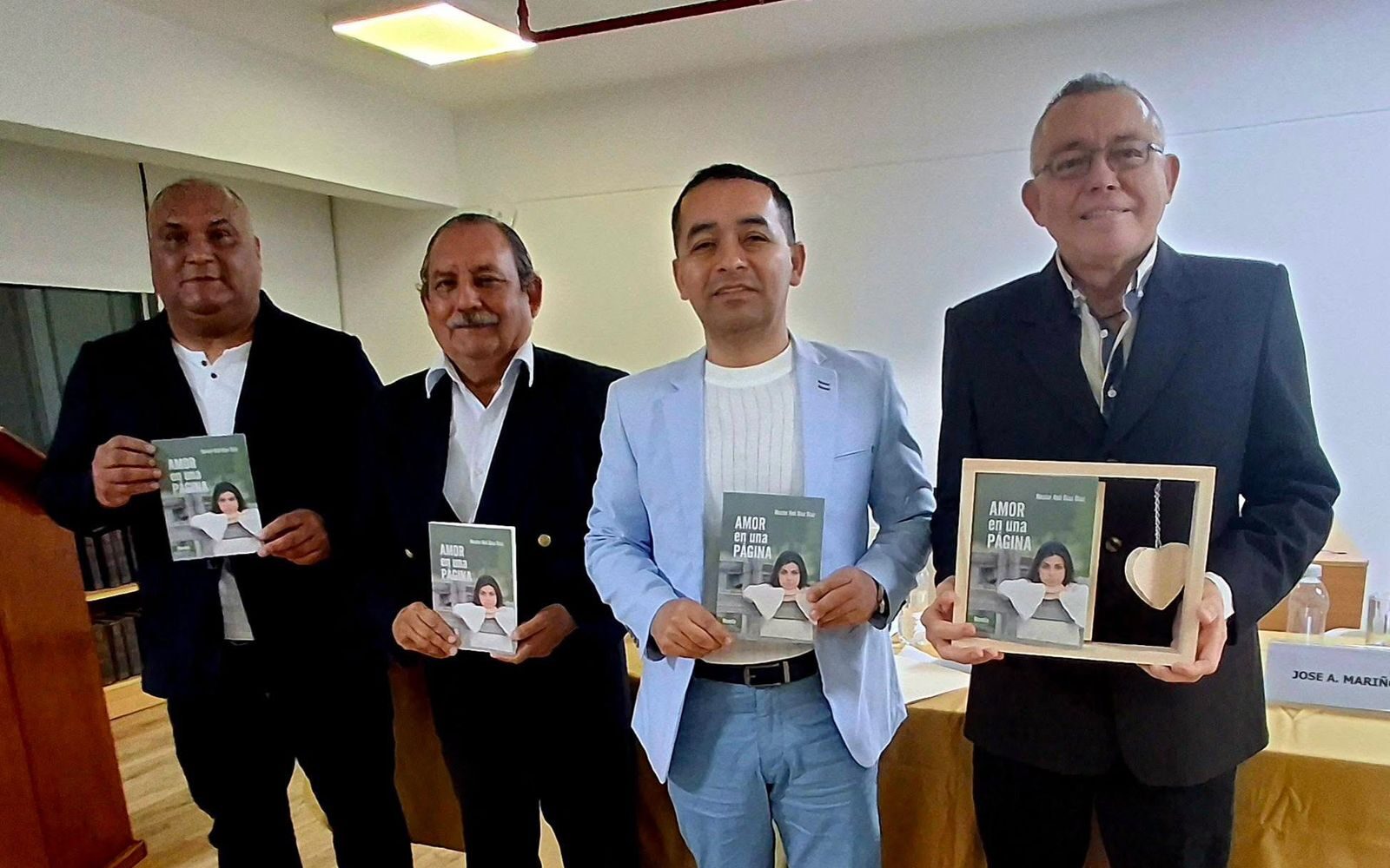 Presentan la novela “Amor en una página” del escritor y columnista deportivo Nestor Helí Díaz Díaz